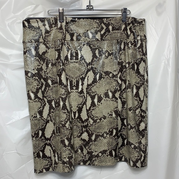CHICO’S Faux Snake skin Brown and cream skirt zip closure Size 2 - Picture 2 of 4